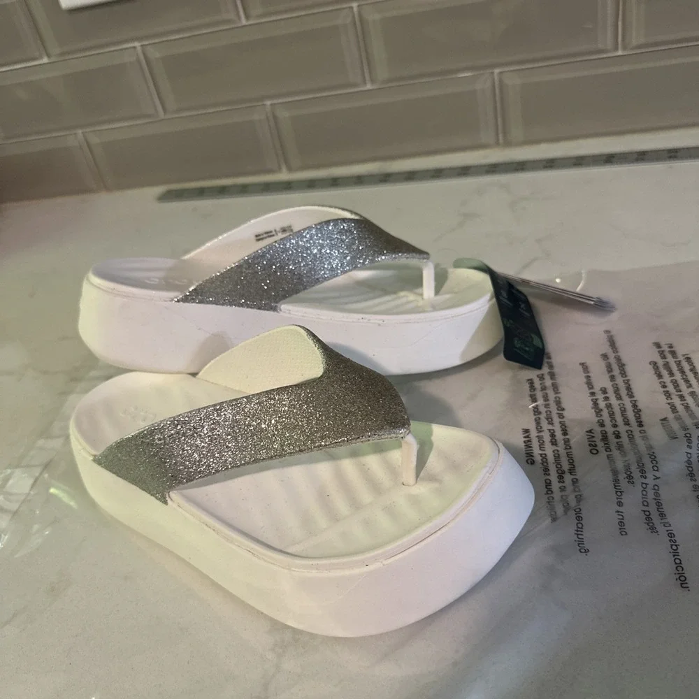 CROCS SILVER GETAWAY CHUNKY GLITTER PLATFORM FLIP FLOP SANDAL SIZE 5 NWT